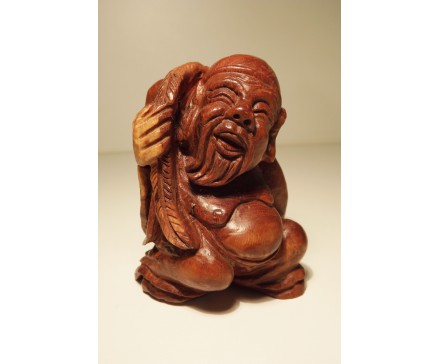 H2010020 Hout. Handgesneden wortelhouten lucky "traveller" boeddha vol symboliek. HxBxD : 8x6,5x5,5 cm.