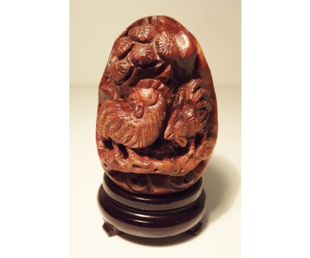 H2010023 Hout. Handgesneden wortelhouten ei met snijwerk van dieren (assorti) inclusief houten eiervoetje. Hoogte +/- 7,5 cm., diameter +/- 5 cm.