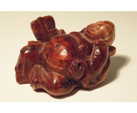 H2010026 Hout. Handgesneden wortelhouten liggende lucky boeddha. LxHxD : 7x4x4 cm.