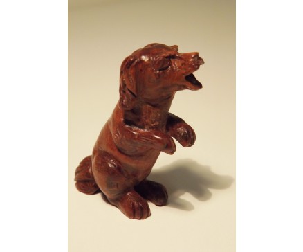 H2010027 Hout. Handgesneden wortelhouten blaffende zittende hond. HxLxD : 5x4,5x2 cm.