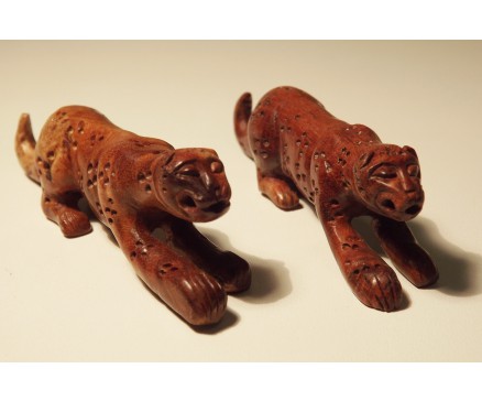 H2010028 Hout. Wortelhouten handgesneden sluipende luipaard. LxHxD : 8x2,5x2 cm.