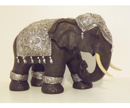 P1035466 Poly. Olifant zwart-zilver hoogte 26 cm.