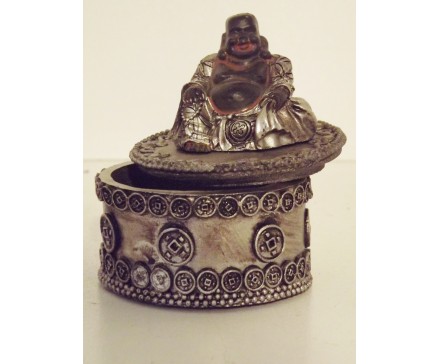 P1034002 Poly. Boeddha-box. Zwart-zilver. Hoogte : 6 cm. . Per 3 stuks verpakt. Prijs is per 3 stuks.