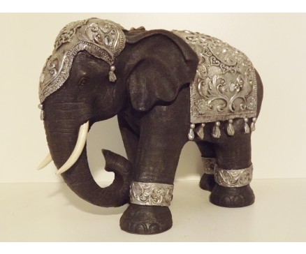 P1035456 Poly. Olifant. Zwart zilver. Hoogte : 35 cm.