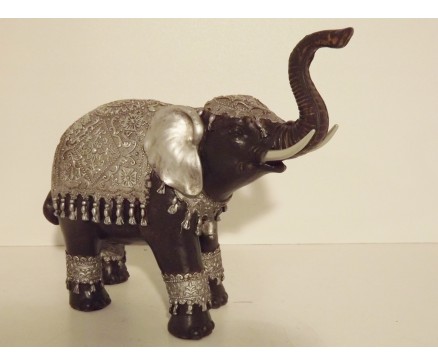 P1035462 Poly. Olifant. Zwart-zilver. Slurf omhoog. Hoogte : 20 cm.