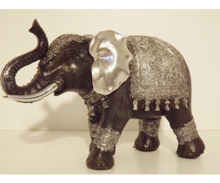 P1035463 Poly. Olifant met gekrulde slurf. Zwart-zilver. Hoogte : 12 cm.