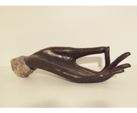 P1035413 Poly. Hand van boeddha. Zwart-zilver. lengte 40 cm.