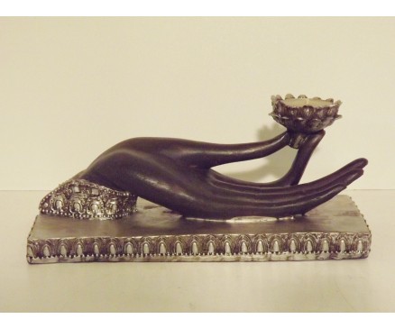P1035292 Poly. Kandelaar hand boeddha. Zwart-zilver. Lengte: 22 cm.