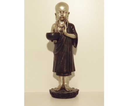 P1035457 Poly. Monnik staand met kom. Zwart-zilver. Hoogte : 30 cm.