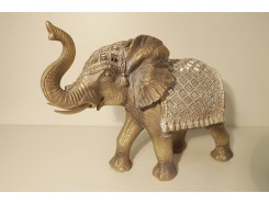 P1035528 Poly. Zilvergouden olifant medium met dekkleed met spiegeltjes. L x H : 35 x 27 cm.