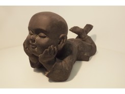 G1419S-DG Garden. Liggende kindmonnik in gedachten verzonken. L x H : 37 x 20 cm. Dark-grey.