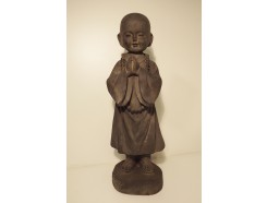 G880-DG Garden kindmonnik staand biddend. Hoogte : 40 cm. Dark-grey.
