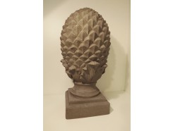 G541XL-G Garden Pineapple XL. Hoogte : 58 cm., breedte : 27 cm., basis : 23x23 cm. Granite.