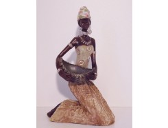 P1035147 Poly. Africa. Knielende vrouw met mand. Hoogte : 25 cm.
