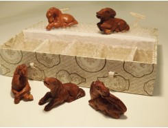 H2010013 Hout. Set van 5 wortelhouten paarden +/- 3-4 cm.