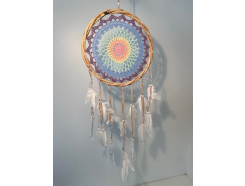 8530108 Dreamcatcher. Klassiek formaat en model dreamcatcher regenboog/pastelkleurig gehaakte binnenkant. Diameter +/- 25 cm lengte +/- 90 cm.