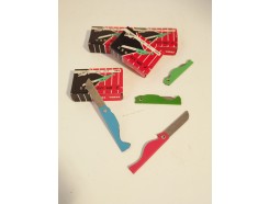 Mesje Inklapbaar mesje. Vlijmscherp. Lengte uitgeklapt : 10 cm. Per 12 doosjes van 12 verpakt. Prijs is per 12 doosjes.