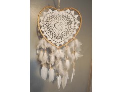 8530090 Dreamcatcher. Hartvormige rieten dreamcatcher met gehaakte binnenkant. Diameter +/- 22 cm.