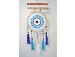 8530132 Dreamcatcher. Donker- en lichtblauwe dreamcatcher aan 2 bamboo stokjes met blauwe kwastjes en houten kraaltjes. Diameter 22 cm./ lengte +/- 70 cm.