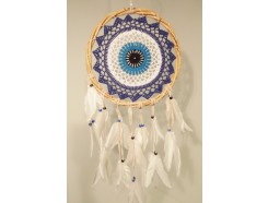 8530098 Dreamcatcher. Blauw wit gehaakte dreamcatcher klassiek model met witte veren en houten kralen. Doorsnede 25 cm., lengte 70 cm.