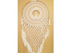 8530100 Dreamcatcher. Rieten XL dreamcatcher gehaakt met tree of life in het midden met houten kralen en witte veren. Diameter 53 cm., lengte 140 cm.