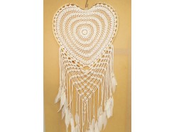 8530102 Dreamcatcher. Gehaakte XL dreamcatcher hartvormig met rieten rand met witte veren en houten kralen. Breedte 45 cm., lengte 130 cm.
