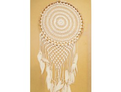8530101 Dreamcatcher. Gehaakte XL dreamcatcher met rieten rand, witte veren en houten kralen. Diameter 53 cm., lengte 140 cm.