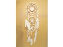 8530106 Dreamcatcher. Triplet van dreamcatchers 9, 16 en 22 cm. diameter. Fluffy en pastelroze gehaakt met witte veren.