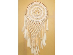 8530104 Dreamcatcher. XL dreamcatcher tree of life diameter 40 cm. Klassieke "tree of life" van touw in gehaakt middenstuk met houten kraaltjes en witte veren.