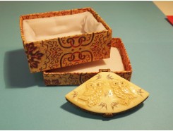 573121G Been. Waaiervormig doosje met sluiting met 2 uilen. Lengte 7 cm.