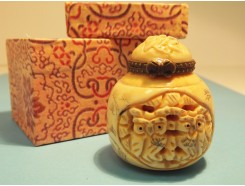 T5731551 Been. Bol potje met deksel en sluiting met 2 uilen. Hoogte : 5 cm.