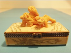T5731053 Been. Rechthoekig doosje met sluiting met 3 aapjes. L x B : 7 x 3 cm.