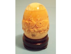 T610691 Been. Ei op standaard met olifanten en palmen. Hoogte : 5,5 cm.