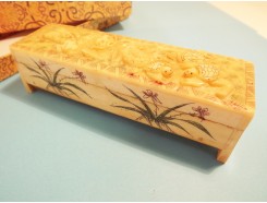 T573955 Been. Doosje met klepdeksel met schildpadden en kikkers. LxBxH : 13x4x3,5 cm.