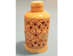 T546113 Been. Rond parfumflesje met dopje met lepeltje schildpadden. Hoogte : 6 cm.