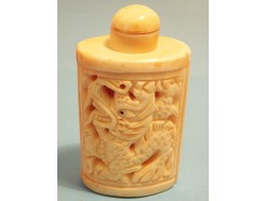 T564140 Been. Ovaal parfumflesje met dopje met lepeltje vissen. Hoogte : 6,5 cm.