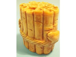 T573233 Been. Ovaal potje met deksel bamboe met beestjes. Hoogte : 5 cm.