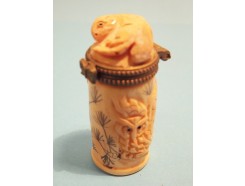 T5731008G Been. Pillendoos cilindervorm met dekseltje met beestjes. Hoogte : 4,5 cm.