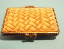 T573935 Been. Rechthoekig gevlochten tasje met sluiting 5 x 4 cm.