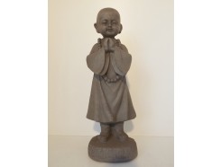 G880-G Garden kindmonnik staand biddend. Hoogte : 40 cm. Granite.