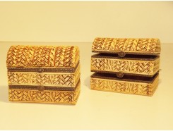 T5731525 Been. 3-laags gevlochten doosje met dekseltje. LxBxH : 8,5x5x6,5 cm.