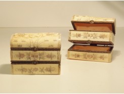 5731461 Been. 3-laags doosje met dekseltje met olifanten. LxBxH : 8x5x6,5 cm.