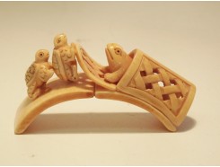 546201 Been. schildpadden en kikker in mand op brug. Lengte : 8,5 cm.
