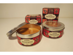 8355601 Geurkaars. Geurkaars Goloka Sandalwood in versierd blikje (diameter 8 cm./ hoogte 4 cm.) met venstertje. Verpakt in mooi kartonnen doosje 8,5x8,5x4,5 cm. 