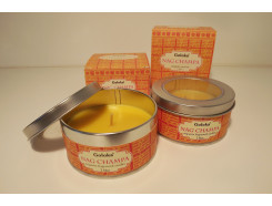 8355602 Geurkaars. Geurkaars Goloka Nag Champa in versierd blikje (diameter 8 cm./ hoogte 4 cm.) met venstertje. Verpakt in mooi kartonnen doosje 8,5x8,5x4,5 cm. 