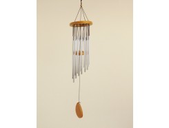Y40-2129 Gong. Houten schijven met 15 metalen pijpjes zilver. Lengte : 65 cm.
