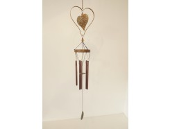 GA20180426 Gong. Metalen 3-d hart in hart roestlook met 5 metalen pijpjes. Lengte : 83 cm.