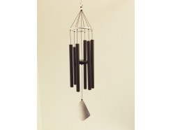 8488131 Gong. Luxe moderne gestemde windgong met 6 zwarte pijpen en zilveren basis en klepel. Lengte : 85 cm.