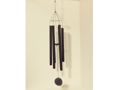 8488122 Gong. Moderne luxe gestemde windgong met 6 zwarte pijpen en zilveren basis en klepel. Lengte 115 cm.