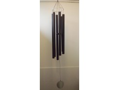 8488170 Gong. XXL Luxe moderne gestemde windgong met 6 zwarte pijpen en zilveren basis en klepel. Lengte : 160 cm.